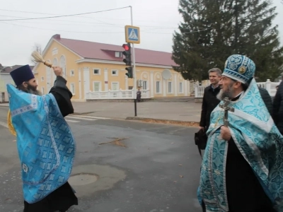 Пресвятая Богородице, моли Бога о нас ! В день празднования иконе Божией Матери «Казанская» по улицам города Новозыбкова прошел Крестный ход и совершена сугубая молитва о народном единстве