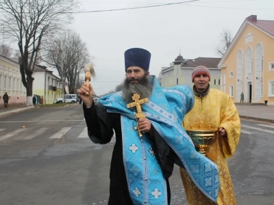 Пресвятая Богородице, моли Бога о нас ! В день празднования иконе Божией Матери «Казанская» по улицам города Новозыбкова прошел Крестный ход и совершена сугубая молитва о народном единстве