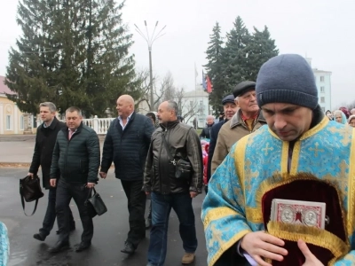 Пресвятая Богородице, моли Бога о нас ! В день празднования иконе Божией Матери «Казанская» по улицам города Новозыбкова прошел Крестный ход и совершена сугубая молитва о народном единстве