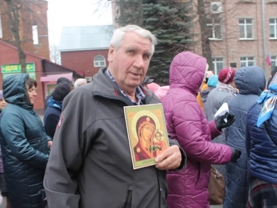 Пресвятая Богородице, моли Бога о нас ! В день празднования иконе Божией Матери «Казанская» по улицам города Новозыбкова прошел Крестный ход и совершена сугубая молитва о народном единстве