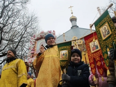 Пресвятая Богородице, моли Бога о нас ! В день празднования иконе Божией Матери «Казанская» по улицам города Новозыбкова прошел Крестный ход и совершена сугубая молитва о народном единстве