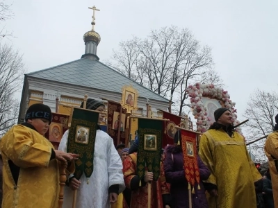 Пресвятая Богородице, моли Бога о нас ! В день празднования иконе Божией Матери «Казанская» по улицам города Новозыбкова прошел Крестный ход и совершена сугубая молитва о народном единстве