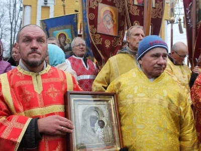 Пресвятая Богородице, моли Бога о нас ! В день празднования иконе Божией Матери «Казанская» по улицам города Новозыбкова прошел Крестный ход и совершена сугубая молитва о народном единстве