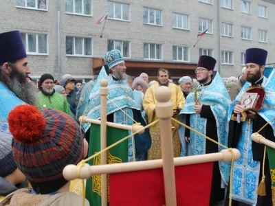 Пресвятая Богородице, моли Бога о нас ! В день празднования иконе Божией Матери «Казанская» по улицам города Новозыбкова прошел Крестный ход и совершена сугубая молитва о народном единстве