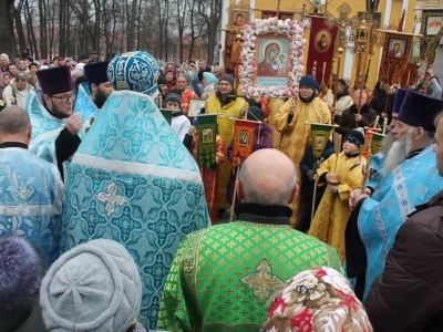 Пресвятая Богородице, моли Бога о нас ! В день празднования иконе Божией Матери «Казанская» по улицам города Новозыбкова прошел Крестный ход и совершена сугубая молитва о народном единстве