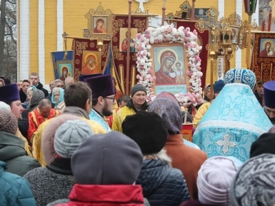 Пресвятая Богородице, моли Бога о нас ! В день празднования иконе Божией Матери «Казанская» по улицам города Новозыбкова прошел Крестный ход и совершена сугубая молитва о народном единстве