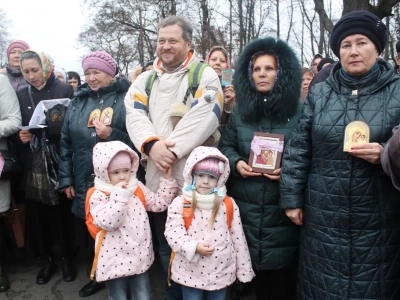 Пресвятая Богородице, моли Бога о нас ! В день празднования иконе Божией Матери «Казанская» по улицам города Новозыбкова прошел Крестный ход и совершена сугубая молитва о народном единстве