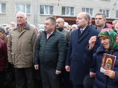 Пресвятая Богородице, моли Бога о нас ! В день празднования иконе Божией Матери «Казанская» по улицам города Новозыбкова прошел Крестный ход и совершена сугубая молитва о народном единстве