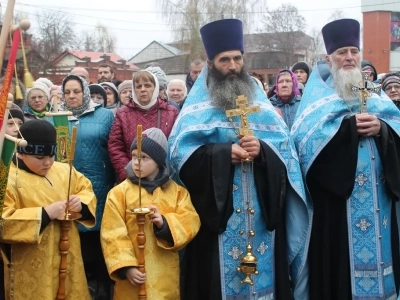 Пресвятая Богородице, моли Бога о нас ! В день празднования иконе Божией Матери «Казанская» по улицам города Новозыбкова прошел Крестный ход и совершена сугубая молитва о народном единстве