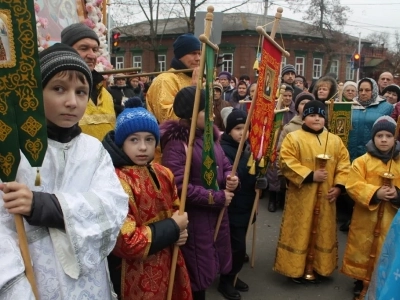 Пресвятая Богородице, моли Бога о нас ! В день празднования иконе Божией Матери «Казанская» по улицам города Новозыбкова прошел Крестный ход и совершена сугубая молитва о народном единстве