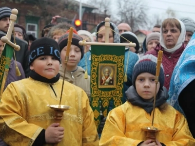 Пресвятая Богородице, моли Бога о нас ! В день празднования иконе Божией Матери «Казанская» по улицам города Новозыбкова прошел Крестный ход и совершена сугубая молитва о народном единстве