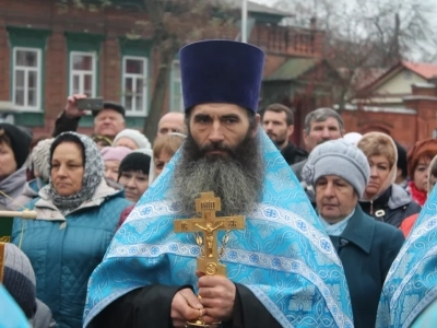 Пресвятая Богородице, моли Бога о нас ! В день празднования иконе Божией Матери «Казанская» по улицам города Новозыбкова прошел Крестный ход и совершена сугубая молитва о народном единстве