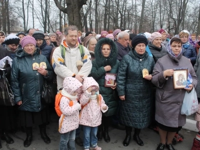 Пресвятая Богородице, моли Бога о нас ! В день празднования иконе Божией Матери «Казанская» по улицам города Новозыбкова прошел Крестный ход и совершена сугубая молитва о народном единстве