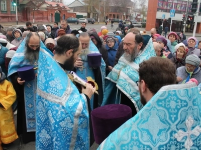 Пресвятая Богородице, моли Бога о нас ! В день празднования иконе Божией Матери «Казанская» по улицам города Новозыбкова прошел Крестный ход и совершена сугубая молитва о народном единстве