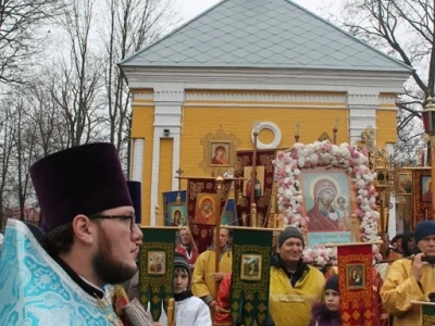 Пресвятая Богородице, моли Бога о нас ! В день празднования иконе Божией Матери «Казанская» по улицам города Новозыбкова прошел Крестный ход и совершена сугубая молитва о народном единстве