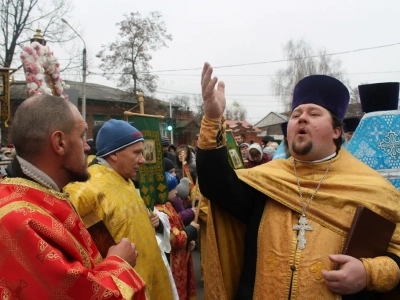 Пресвятая Богородице, моли Бога о нас ! В день празднования иконе Божией Матери «Казанская» по улицам города Новозыбкова прошел Крестный ход и совершена сугубая молитва о народном единстве