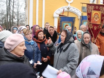 Пресвятая Богородице, моли Бога о нас ! В день празднования иконе Божией Матери «Казанская» по улицам города Новозыбкова прошел Крестный ход и совершена сугубая молитва о народном единстве