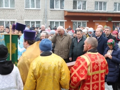 Пресвятая Богородице, моли Бога о нас ! В день празднования иконе Божией Матери «Казанская» по улицам города Новозыбкова прошел Крестный ход и совершена сугубая молитва о народном единстве