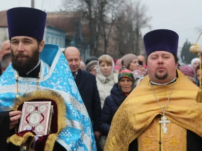 Пресвятая Богородице, моли Бога о нас ! В день празднования иконе Божией Матери «Казанская» по улицам города Новозыбкова прошел Крестный ход и совершена сугубая молитва о народном единстве