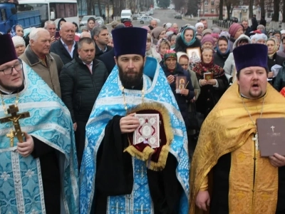 Пресвятая Богородице, моли Бога о нас ! В день празднования иконе Божией Матери «Казанская» по улицам города Новозыбкова прошел Крестный ход и совершена сугубая молитва о народном единстве