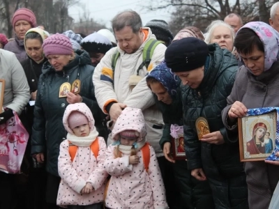 Пресвятая Богородице, моли Бога о нас ! В день празднования иконе Божией Матери «Казанская» по улицам города Новозыбкова прошел Крестный ход и совершена сугубая молитва о народном единстве