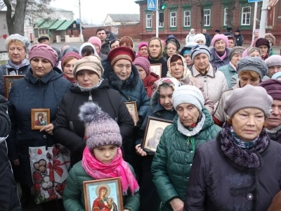 Пресвятая Богородице, моли Бога о нас ! В день празднования иконе Божией Матери «Казанская» по улицам города Новозыбкова прошел Крестный ход и совершена сугубая молитва о народном единстве