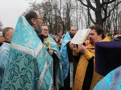 Пресвятая Богородице, моли Бога о нас ! В день празднования иконе Божией Матери «Казанская» по улицам города Новозыбкова прошел Крестный ход и совершена сугубая молитва о народном единстве