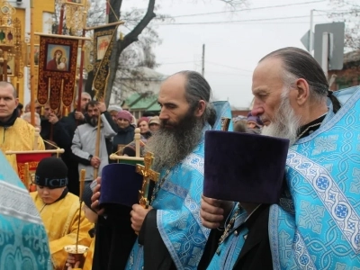 Пресвятая Богородице, моли Бога о нас ! В день празднования иконе Божией Матери «Казанская» по улицам города Новозыбкова прошел Крестный ход и совершена сугубая молитва о народном единстве