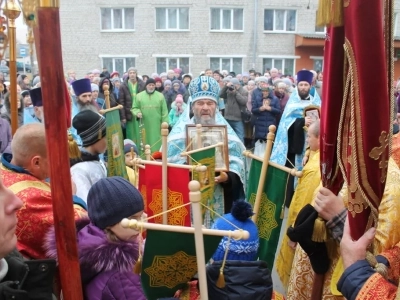 Пресвятая Богородице, моли Бога о нас ! В день празднования иконе Божией Матери «Казанская» по улицам города Новозыбкова прошел Крестный ход и совершена сугубая молитва о народном единстве