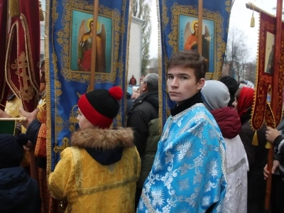 Пресвятая Богородице, моли Бога о нас ! В день празднования иконе Божией Матери «Казанская» по улицам города Новозыбкова прошел Крестный ход и совершена сугубая молитва о народном единстве