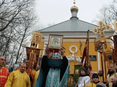 Пресвятая Богородице, моли Бога о нас ! В день празднования иконе Божией Матери «Казанская» по улицам города Новозыбкова прошел Крестный ход и совершена сугубая молитва о народном единстве