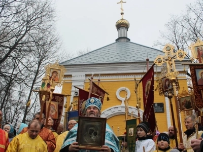 Пресвятая Богородице, моли Бога о нас ! В день празднования иконе Божией Матери «Казанская» по улицам города Новозыбкова прошел Крестный ход и совершена сугубая молитва о народном единстве