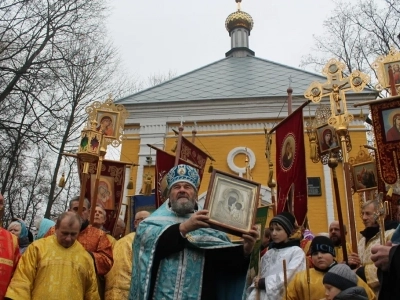 Пресвятая Богородице, моли Бога о нас ! В день празднования иконе Божией Матери «Казанская» по улицам города Новозыбкова прошел Крестный ход и совершена сугубая молитва о народном единстве