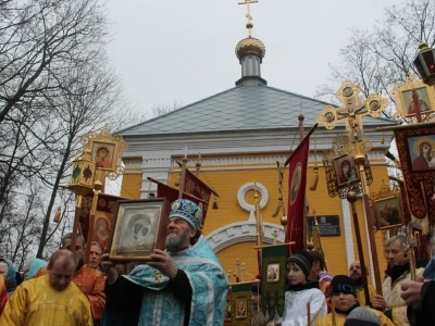 Пресвятая Богородице, моли Бога о нас ! В день празднования иконе Божией Матери «Казанская» по улицам города Новозыбкова прошел Крестный ход и совершена сугубая молитва о народном единстве