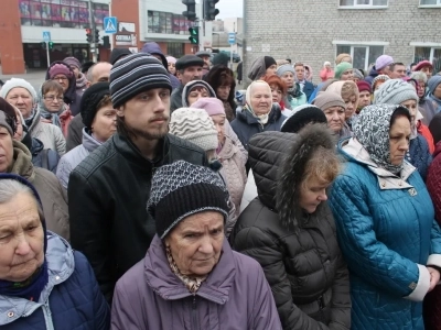 Пресвятая Богородице, моли Бога о нас ! В день празднования иконе Божией Матери «Казанская» по улицам города Новозыбкова прошел Крестный ход и совершена сугубая молитва о народном единстве