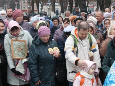 Пресвятая Богородице, моли Бога о нас ! В день празднования иконе Божией Матери «Казанская» по улицам города Новозыбкова прошел Крестный ход и совершена сугубая молитва о народном единстве