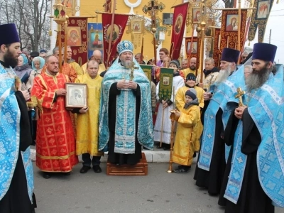 Пресвятая Богородице, моли Бога о нас ! В день празднования иконе Божией Матери «Казанская» по улицам города Новозыбкова прошел Крестный ход и совершена сугубая молитва о народном единстве