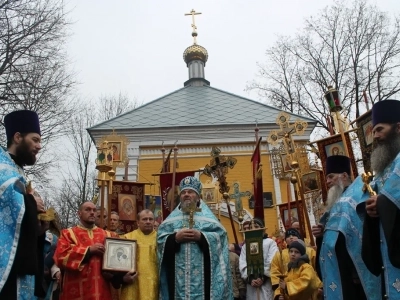 Пресвятая Богородице, моли Бога о нас ! В день празднования иконе Божией Матери «Казанская» по улицам города Новозыбкова прошел Крестный ход и совершена сугубая молитва о народном единстве