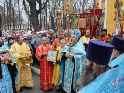 Пресвятая Богородице, моли Бога о нас ! В день празднования иконе Божией Матери «Казанская» по улицам города Новозыбкова прошел Крестный ход и совершена сугубая молитва о народном единстве