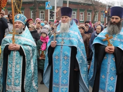 Пресвятая Богородице, моли Бога о нас ! В день празднования иконе Божией Матери «Казанская» по улицам города Новозыбкова прошел Крестный ход и совершена сугубая молитва о народном единстве