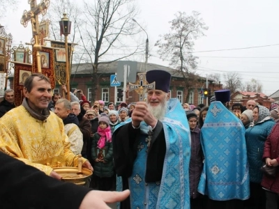 Пресвятая Богородице, моли Бога о нас ! В день празднования иконе Божией Матери «Казанская» по улицам города Новозыбкова прошел Крестный ход и совершена сугубая молитва о народном единстве