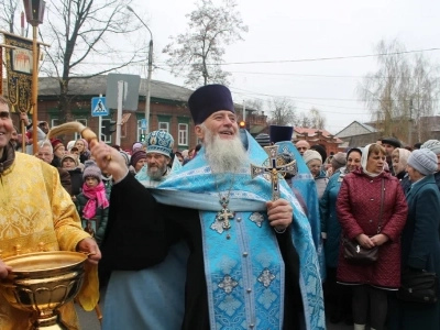 Пресвятая Богородице, моли Бога о нас ! В день празднования иконе Божией Матери «Казанская» по улицам города Новозыбкова прошел Крестный ход и совершена сугубая молитва о народном единстве