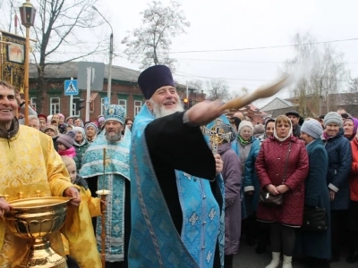 Пресвятая Богородице, моли Бога о нас ! В день празднования иконе Божией Матери «Казанская» по улицам города Новозыбкова прошел Крестный ход и совершена сугубая молитва о народном единстве