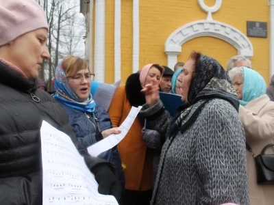 Пресвятая Богородице, моли Бога о нас ! В день празднования иконе Божией Матери «Казанская» по улицам города Новозыбкова прошел Крестный ход и совершена сугубая молитва о народном единстве