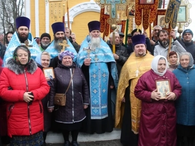 Пресвятая Богородице, моли Бога о нас ! В день празднования иконе Божией Матери «Казанская» по улицам города Новозыбкова прошел Крестный ход и совершена сугубая молитва о народном единстве