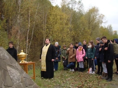 75-летию Великой Победы над немецко-фашистскими захватчиками посвящается … «Дорогами дедов» - для участников молодежных, спортивных и военно-патриотических клубов школ Новозыбковского и Злынковского районов организован историко-краеведческий поход в пределах Новозыбковского благочиния