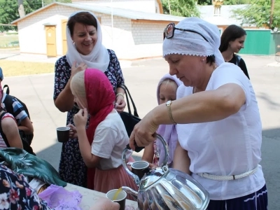 «Не запрещайте детям приходить ко Мне, ибо таковых есть Царствие Божие» (Мк. 10: 14). Воспитанники летнего школьного лагеря Гимназии города Новозыбкова посетили храм. Часть II