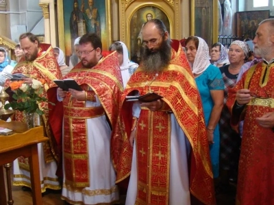 В день памяти святого праведного Иоанна Кармянского, в Новозыбковском благочинии Клинцовской Епархии совершено соборное богослужение и поклонение святыням – частицам мощей святой блаженной Матроны Московской и святителя Спиридона Тримифунского