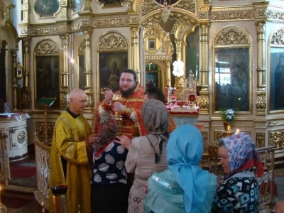 В день памяти святого праведного Иоанна Кармянского, в Новозыбковском благочинии Клинцовской Епархии совершено соборное богослужение и поклонение святыням – частицам мощей святой блаженной Матроны Московской и святителя Спиридона Тримифунского