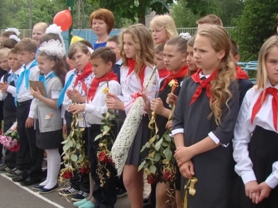 Последний звонок в Новобобовичской школе Новозыбковского района: Священник напутствовал выпускников. Да благословит Бог ваши добрые начинания и благие свершения!